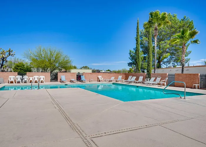 Charming Valley Townhome W/ Community Pool! Holiday home