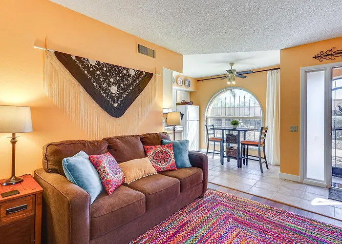 Charming Valley Townhome W/ Community Pool! Holiday home *