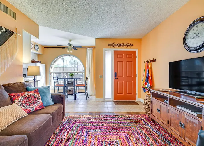 Charming Valley Townhome W/ Community Pool! Holiday home