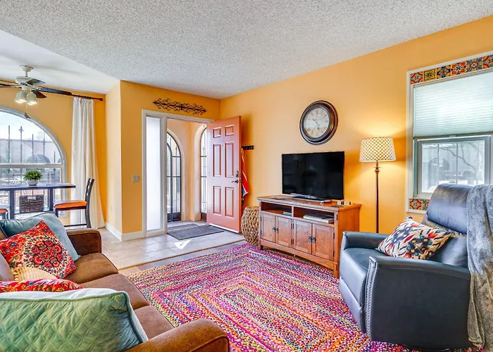 Charming Valley Townhome W/ Community Pool! Holiday home